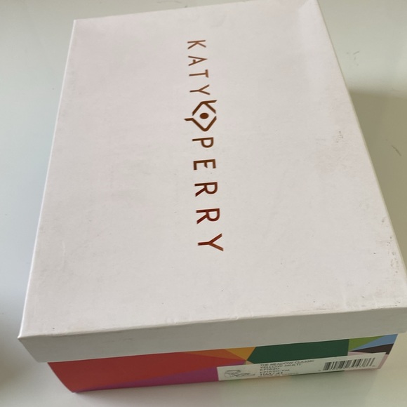 Woman’s Shoes - Picture 7 of 8